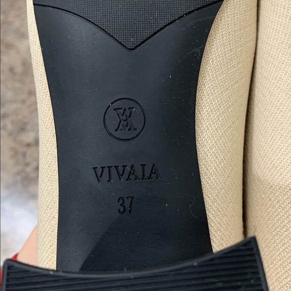 Elegant Cream and Black Almond-Toe Chunky Heels - Picture 11 of 17